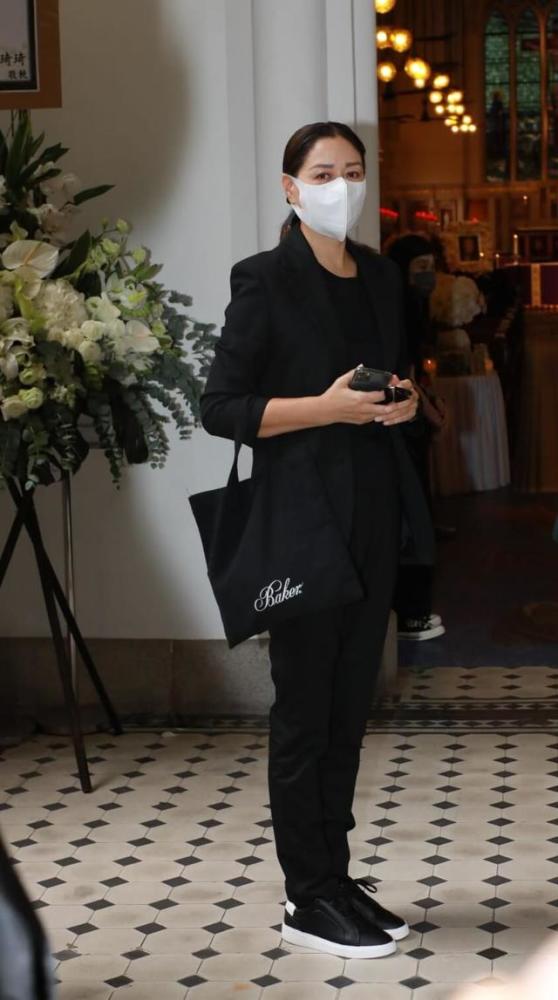 甄子丹|甄子丹送岳父出殡，岳母伤心憔悴需人搀扶，前女首富及500亿亲家吊唁