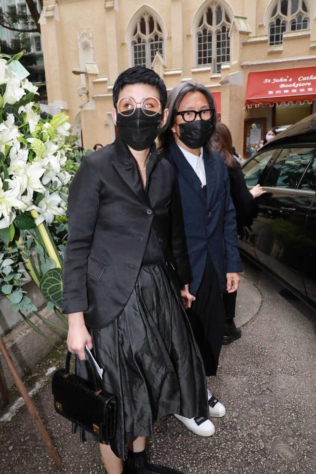 甄子丹|甄子丹送岳父出殡，岳母伤心憔悴需人搀扶，前女首富及500亿亲家吊唁