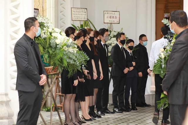 甄子丹|甄子丹送岳父出殡，岳母伤心憔悴需人搀扶，前女首富及500亿亲家吊唁