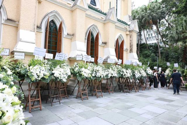 甄子丹|甄子丹送岳父出殡，岳母伤心憔悴需人搀扶，前女首富及500亿亲家吊唁