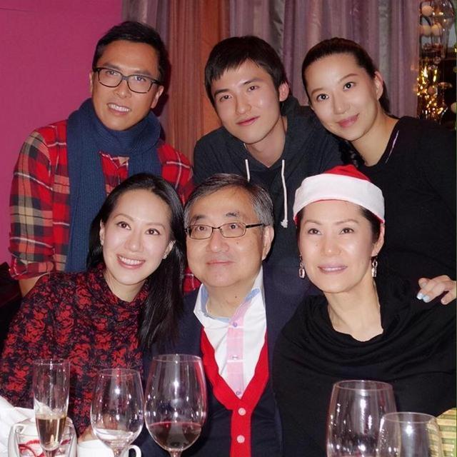 甄子丹|甄子丹送岳父出殡，岳母伤心憔悴需人搀扶，前女首富及500亿亲家吊唁