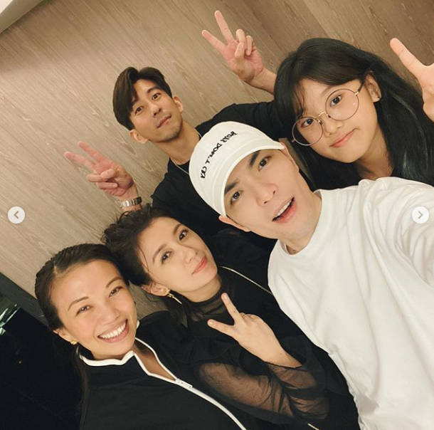 贾静雯|贾静雯晒46岁庆生照，修杰楷梧桐妹左右献吻，咘咘波妞礼物超贴心