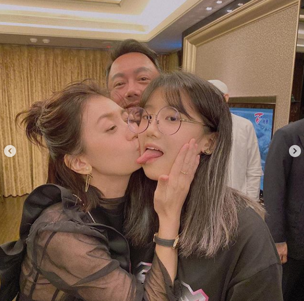 贾静雯|贾静雯晒46岁庆生照，修杰楷梧桐妹左右献吻，咘咘波妞礼物超贴心