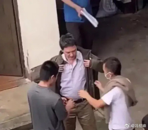 赵丽颖|知情人曝赵丽颖冯绍峰因婚礼意见不合而闹矛盾，为孩子事业已和好