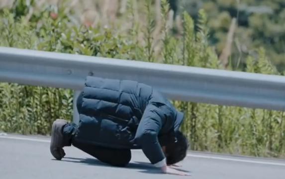 在一起之口罩|《在一起之口罩》：冯绍峰的一跪，终于让人看到了他的演技