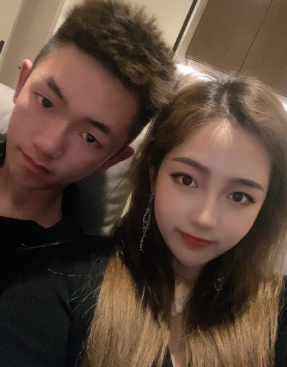 赵薇继子与网红女友贴脸合影,女方颜值惊艳,戴奢饰品首饰好贵气