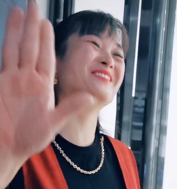 朱之文|大衣哥的亲家母首次露面，穿红衣端庄漂亮，带新女婿逛街笑不停