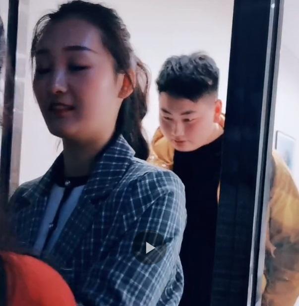 朱之文|大衣哥的亲家母首次露面，穿红衣端庄漂亮，带新女婿逛街笑不停