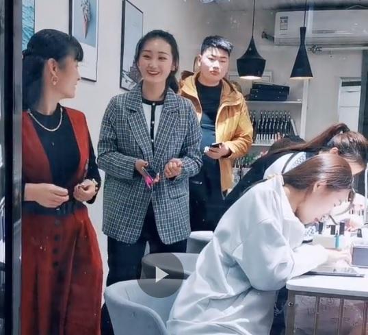 朱之文|大衣哥的亲家母首次露面，穿红衣端庄漂亮，带新女婿逛街笑不停