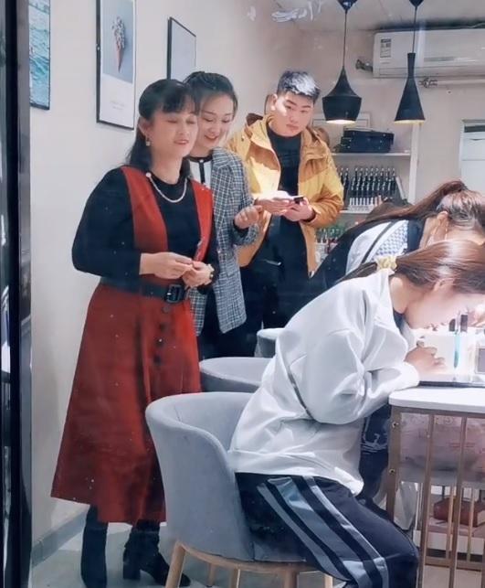 朱之文|大衣哥的亲家母首次露面，穿红衣端庄漂亮，带新女婿逛街笑不停