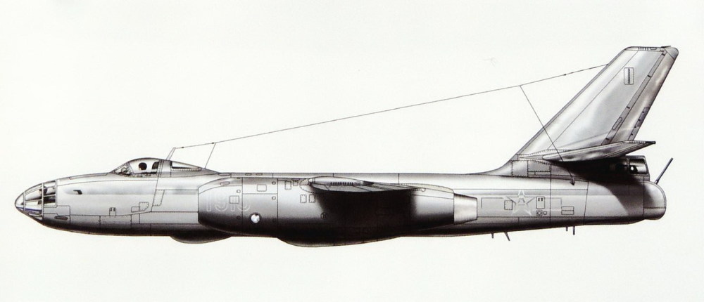 1972年1月,强-5甲投掷"狂飙一号"氢弹时,采用了全白色 黑色空心编号和