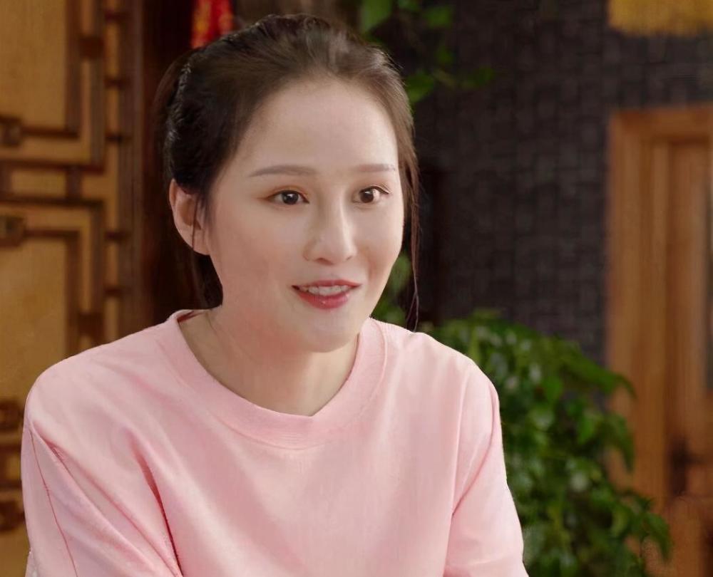 据悉,赵一涵曾一晚上直播带货的成绩 逼近500万,看来小小年纪的她,虽