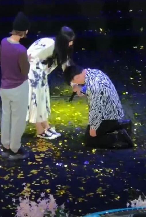 赵本山|赵本山小女罕现身！其爱徒双膝跪地示感恩，23岁球球受大礼引争议