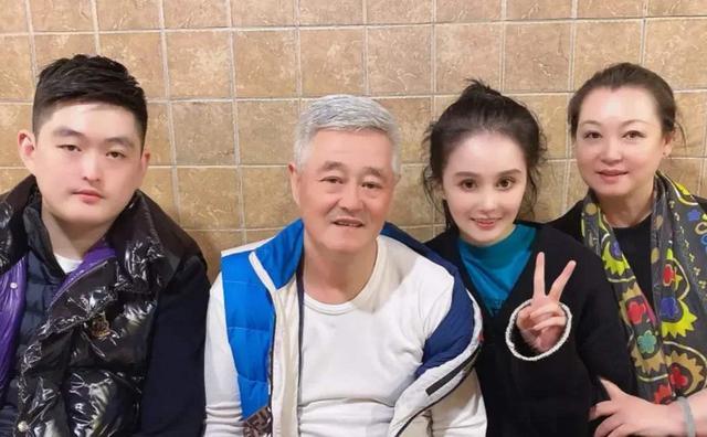 赵本山|赵本山小女罕现身！其爱徒双膝跪地示感恩，23岁球球受大礼引争议