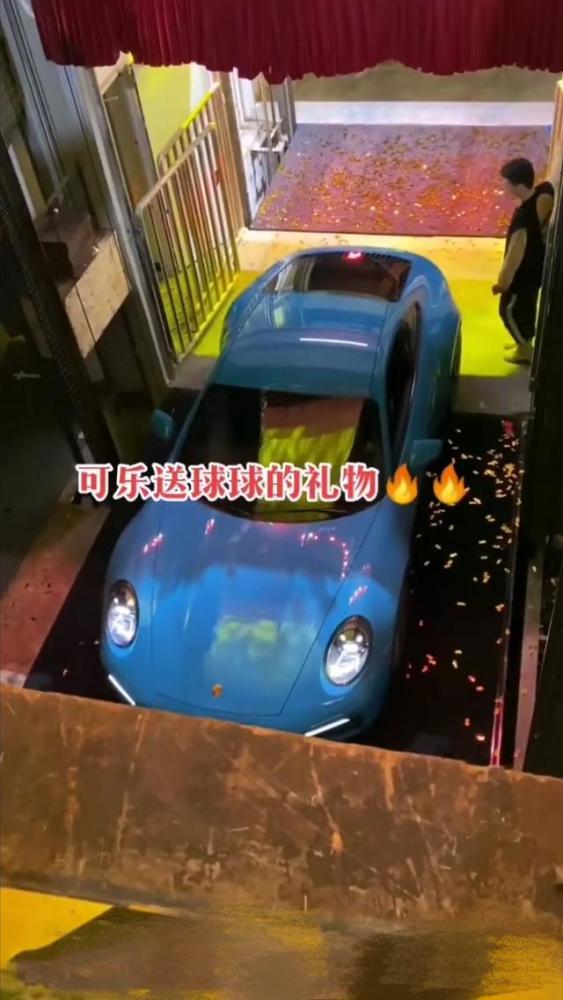 赵本山|赵本山小女罕现身！其爱徒双膝跪地示感恩，23岁球球受大礼引争议