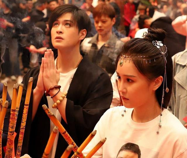 赵本山|赵本山小女罕现身！其爱徒双膝跪地示感恩，23岁球球受大礼引争议