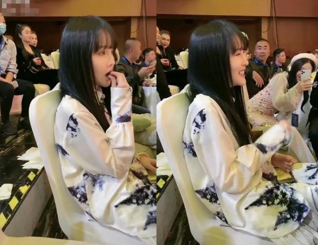 赵本山|赵本山小女罕现身！其爱徒双膝跪地示感恩，23岁球球受大礼引争议