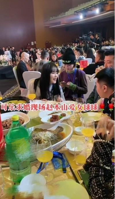 赵本山|赵本山小女罕现身！其爱徒双膝跪地示感恩，23岁球球受大礼引争议