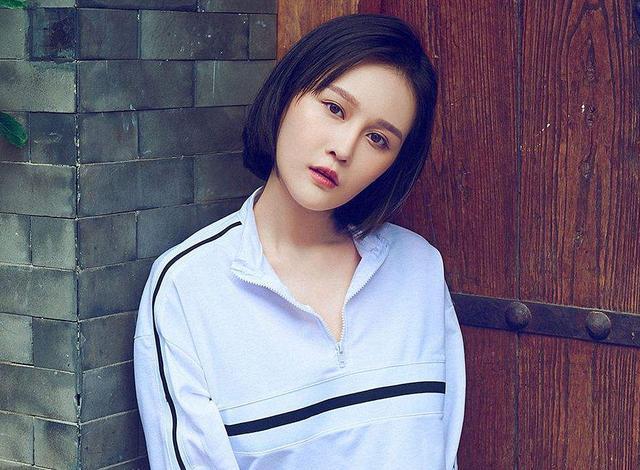 赵本山|赵本山小女罕现身！其爱徒双膝跪地示感恩，23岁球球受大礼引争议