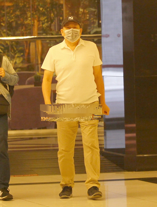 澎恰恰|资深男星澎恰恰宣布破产后 与妻子分居寄宿在朋友家 出行搭摩托