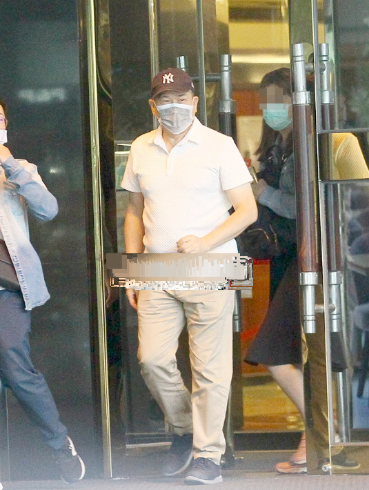 澎恰恰|资深男星澎恰恰宣布破产后 与妻子分居寄宿在朋友家 出行搭摩托