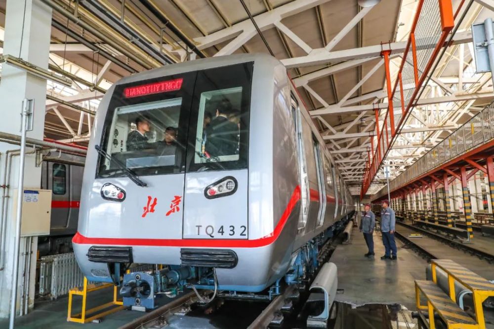 今晚地铁"加班",明起限行轮换,长假尾声交通提醒来了