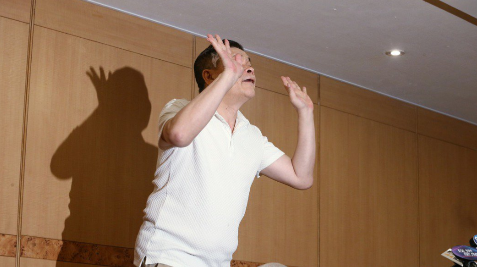 澎恰恰|资深男星澎恰恰宣布破产后 与妻子分居寄宿在朋友家 出行搭摩托