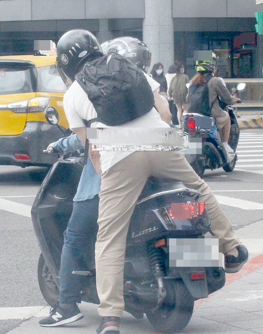 澎恰恰|资深男星澎恰恰宣布破产后 与妻子分居寄宿在朋友家 出行搭摩托