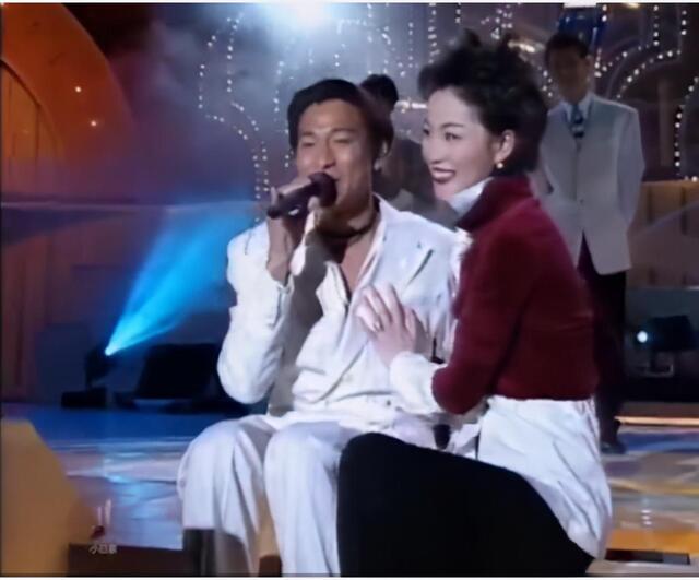 当时刘德华唱了一首王菲的经典情歌《容易受伤的女人》,王菲给他伴舞