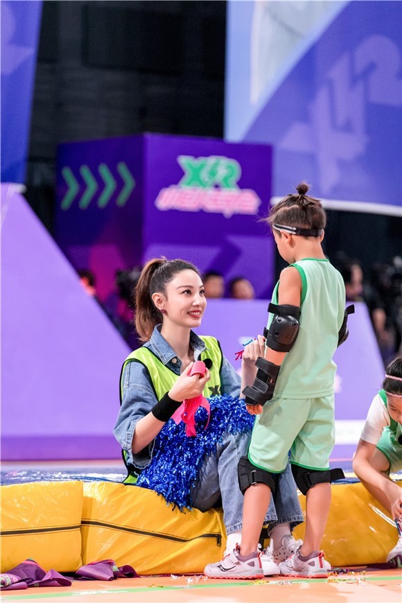 《小巨人运动会》郑希怡黄白运动套装抢眼搭配高马尾活力减龄_腾讯