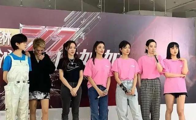 黄晓明|黄晓明把赵丽颖和杨超越哄得很开心，应该继续哄宁静和万茜