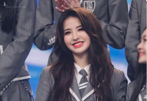 金子涵|金子涵和素人合照被质疑颜值？网友：被艳压，素人赢了