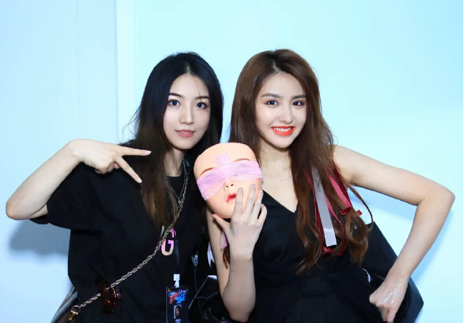 金子涵|金子涵和素人合照被质疑颜值？网友：被艳压，素人赢了