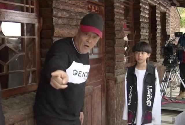 赵本山|赵本山外孙出演《刘老根4》，身后跟着三助理，小小年纪架势十足