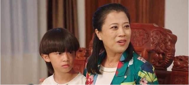 赵本山|赵本山外孙出演《刘老根4》，身后跟着三助理，小小年纪架势十足