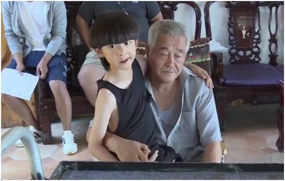 赵本山|赵本山外孙出演《刘老根4》，身后跟着三助理，小小年纪架势十足