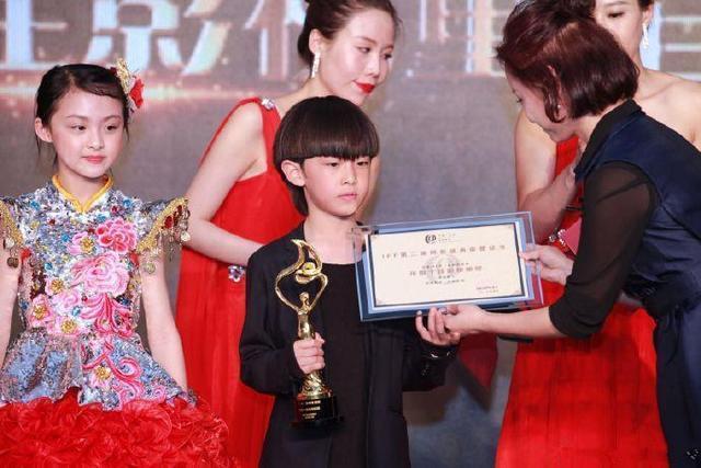 赵本山|赵本山外孙出演《刘老根4》，身后跟着三助理，小小年纪架势十足