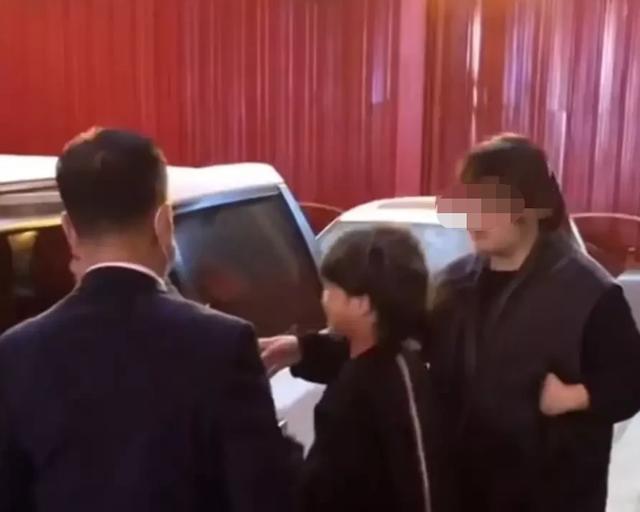 赵本山|赵本山外孙出演《刘老根4》，身后跟着三助理，小小年纪架势十足