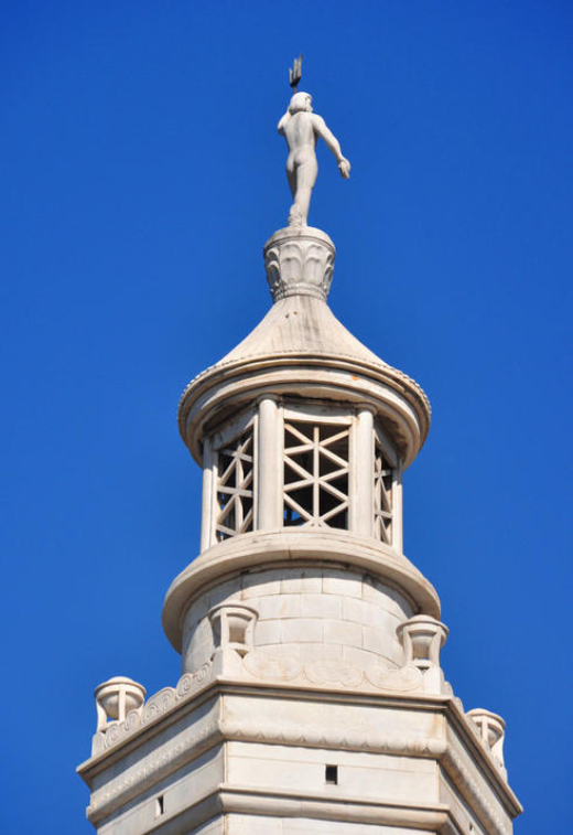 法罗斯灯塔值得一提的是,灯塔的设计师还巧妙地运用了光的反射原理,将