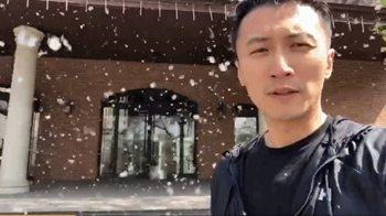 王菲|51岁王菲主动跟男粉贴脸搂抱，谢霆锋却跟绯闻绝缘，谁爱的深太明显