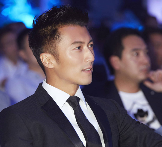 王菲|51岁王菲主动跟男粉贴脸搂抱，谢霆锋却跟绯闻绝缘，谁爱的深太明显