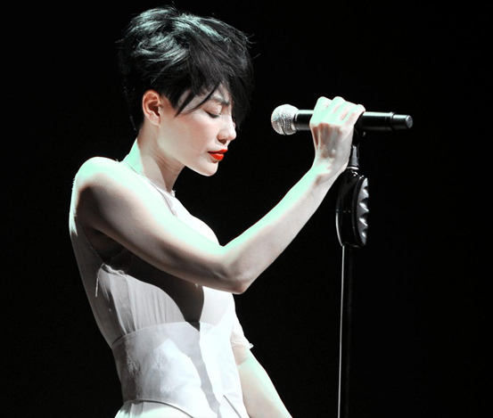 王菲|51岁王菲主动跟男粉贴脸搂抱，谢霆锋却跟绯闻绝缘，谁爱的深太明显