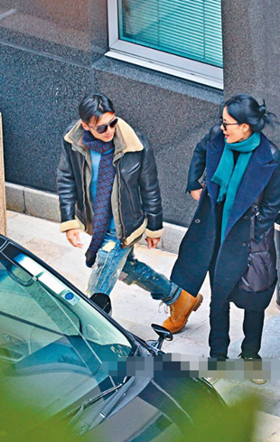 王菲|51岁王菲主动跟男粉贴脸搂抱，谢霆锋却跟绯闻绝缘，谁爱的深太明显