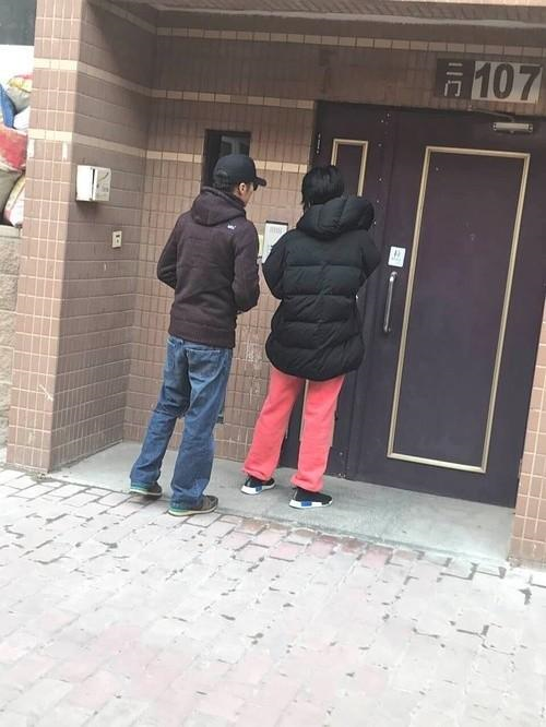 王菲|51岁王菲主动跟男粉贴脸搂抱，谢霆锋却跟绯闻绝缘，谁爱的深太明显