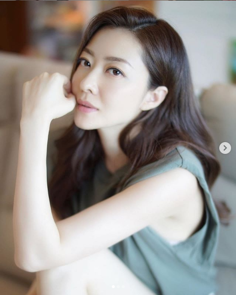 熊黛林|熊黛林提前庆40岁生日，手捧蛋糕娇羞甜笑，嫩白少女肌惹人羡