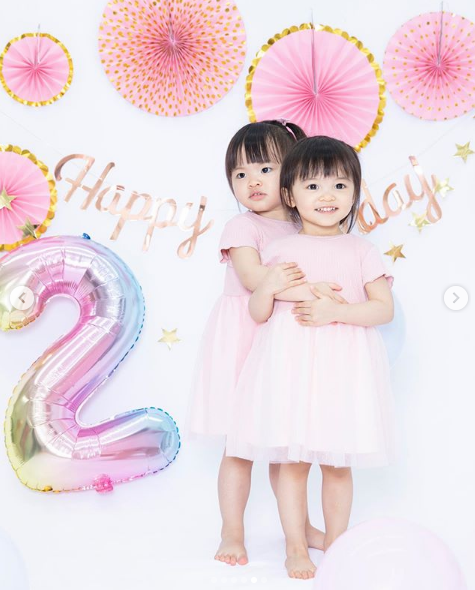 熊黛林|熊黛林提前庆40岁生日，手捧蛋糕娇羞甜笑，嫩白少女肌惹人羡