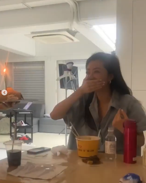 熊黛林|熊黛林提前庆40岁生日，手捧蛋糕娇羞甜笑，嫩白少女肌惹人羡