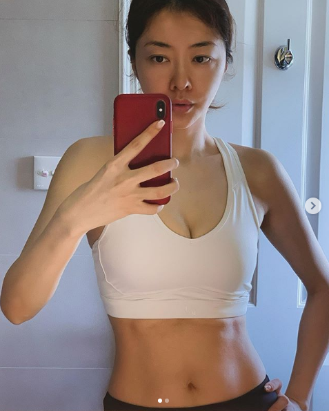 熊黛林|熊黛林提前庆40岁生日，手捧蛋糕娇羞甜笑，嫩白少女肌惹人羡