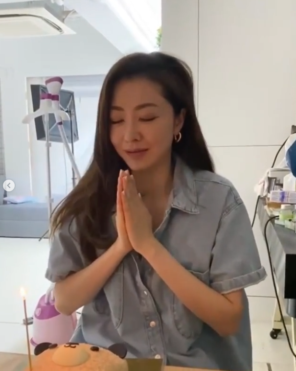 熊黛林|熊黛林提前庆40岁生日，手捧蛋糕娇羞甜笑，嫩白少女肌惹人羡