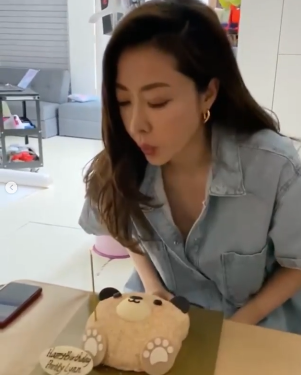 熊黛林|熊黛林提前庆40岁生日，手捧蛋糕娇羞甜笑，嫩白少女肌惹人羡